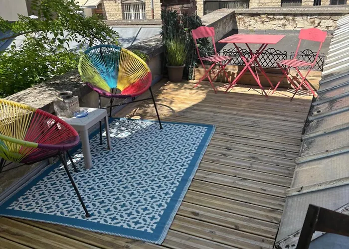 Très bel appartement de style ancien avec sa terrasse en bois en coeur de ville