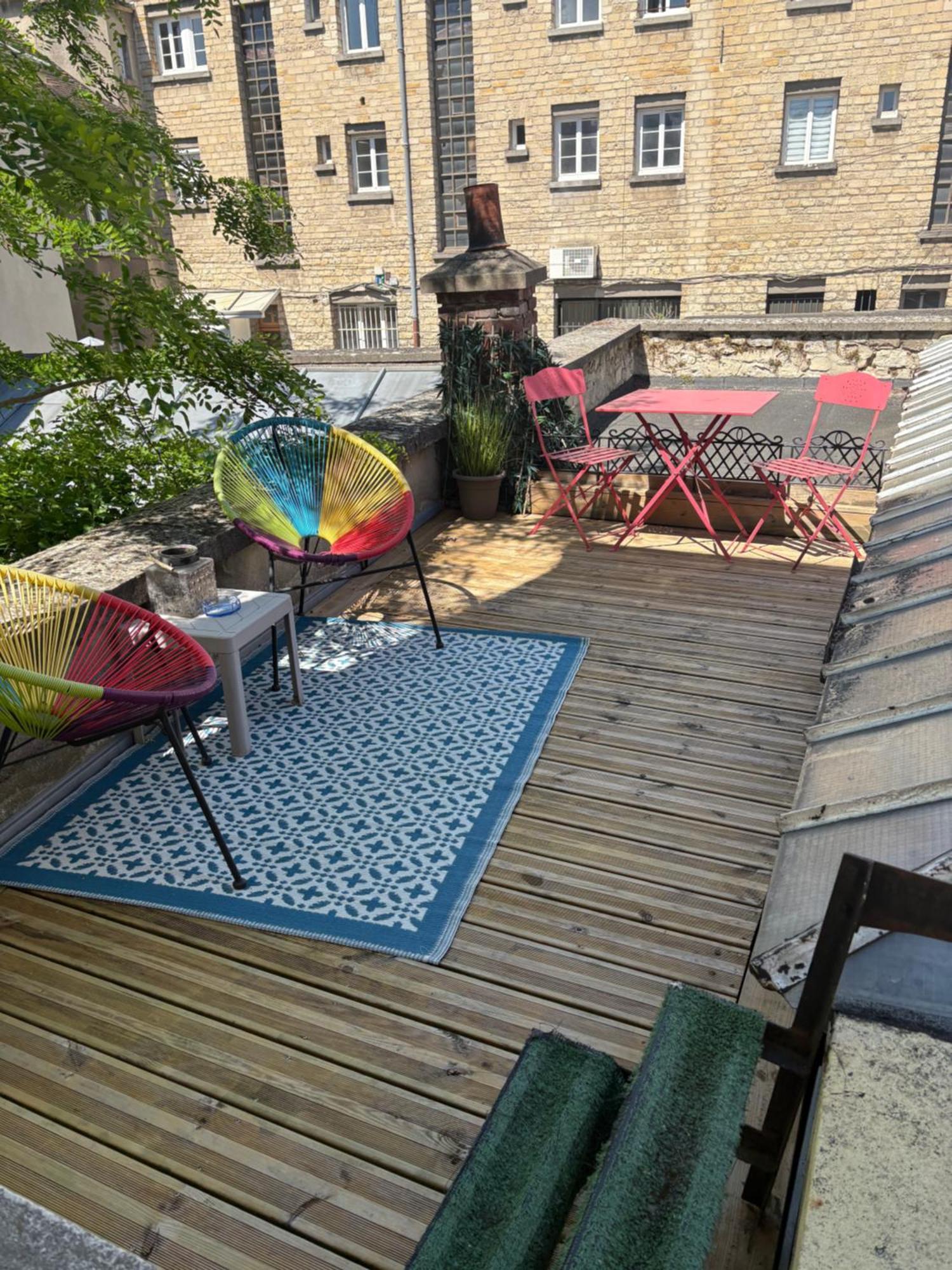 Très Bel De Style Ancien Avec Sa Terrasse En Bois En Coeur De Compiègne